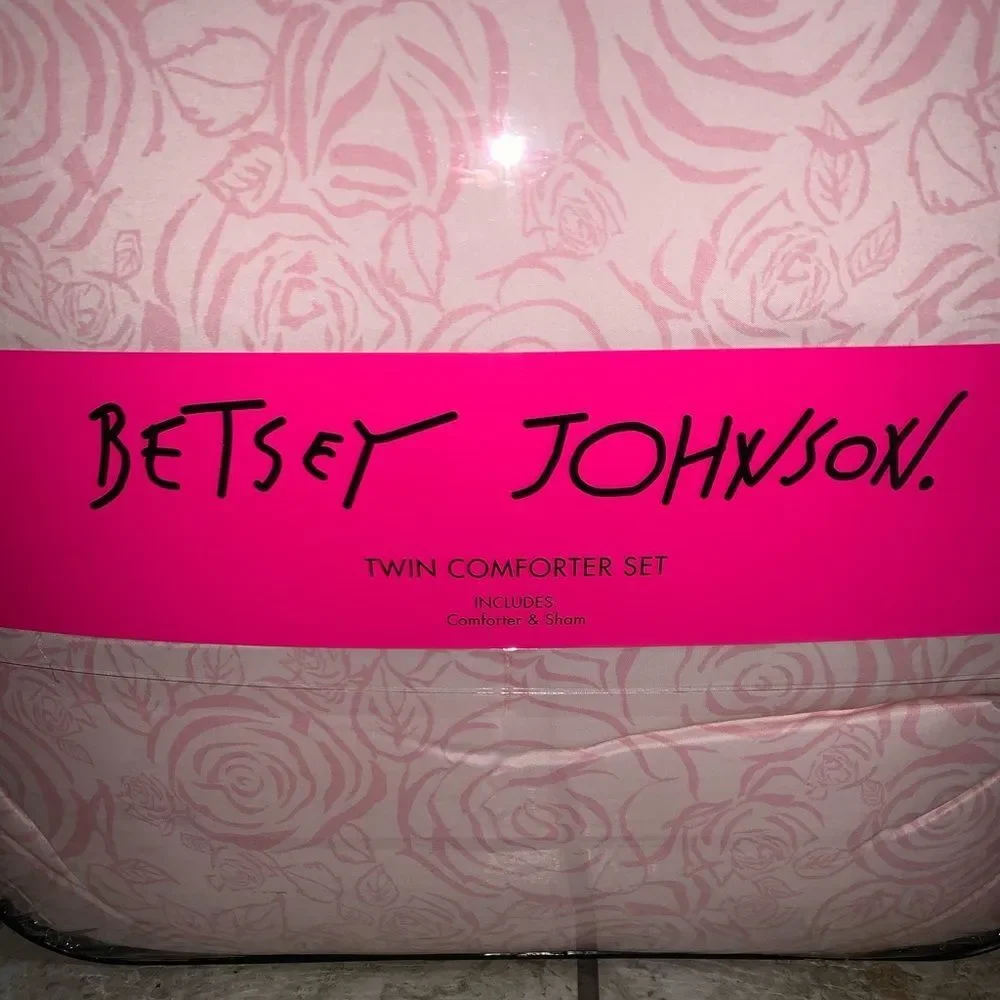 NWT Pink Rose Betsey Johnson Twin Comforter Set